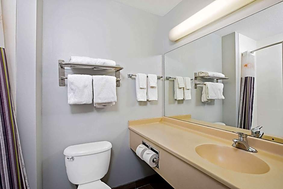 La Quinta Inn & Suites by Wyndham Omaha Airport Downtown