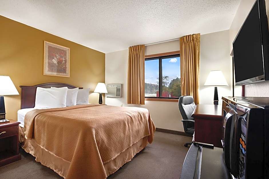 Travelodge by Wyndham La Porte/Michigan City Area