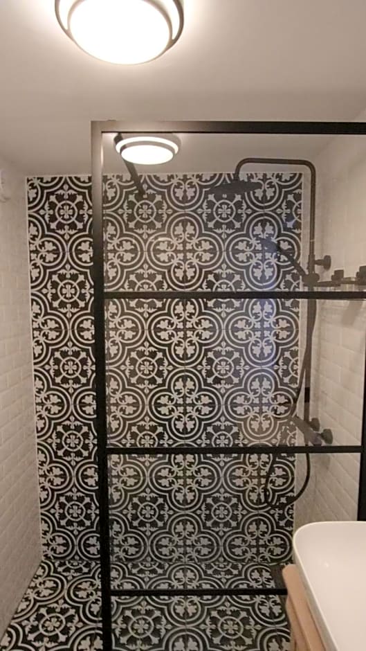 Houseboat apartment with water terrace, free bikes & fast wifi