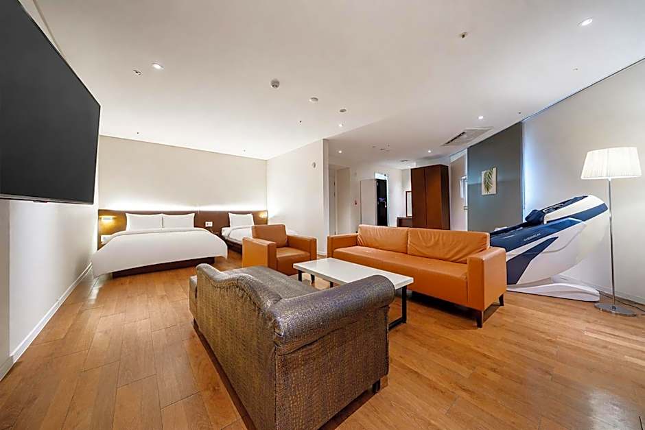 Golden River Hotel