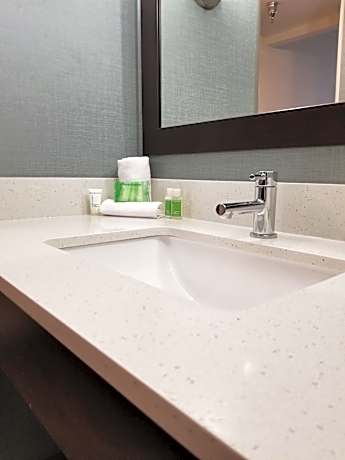 2 Queen Standard Communications Mobility Accessible Tub