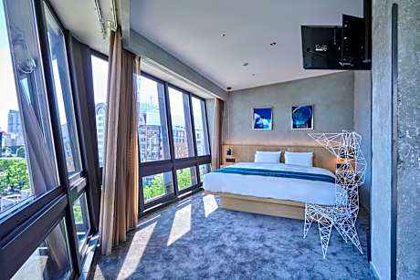 Corner Suite with Park View