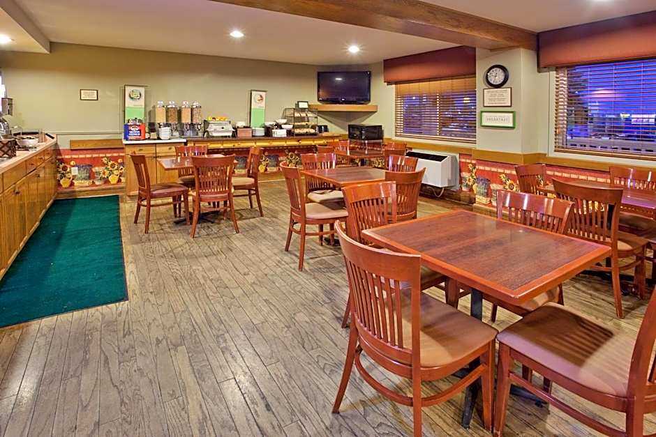 Travelodge Suites by Wyndham Regina - Eastgate Bay