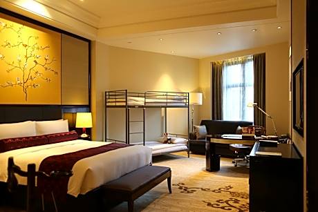 Family King Room with Bunk Beds