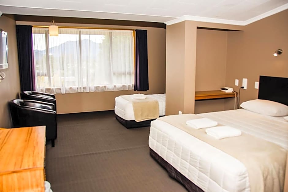 Fiordland Hotel