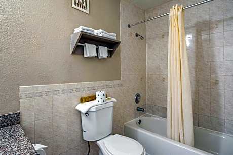 Double Room with Two Double Beds - Accessible/Smoking