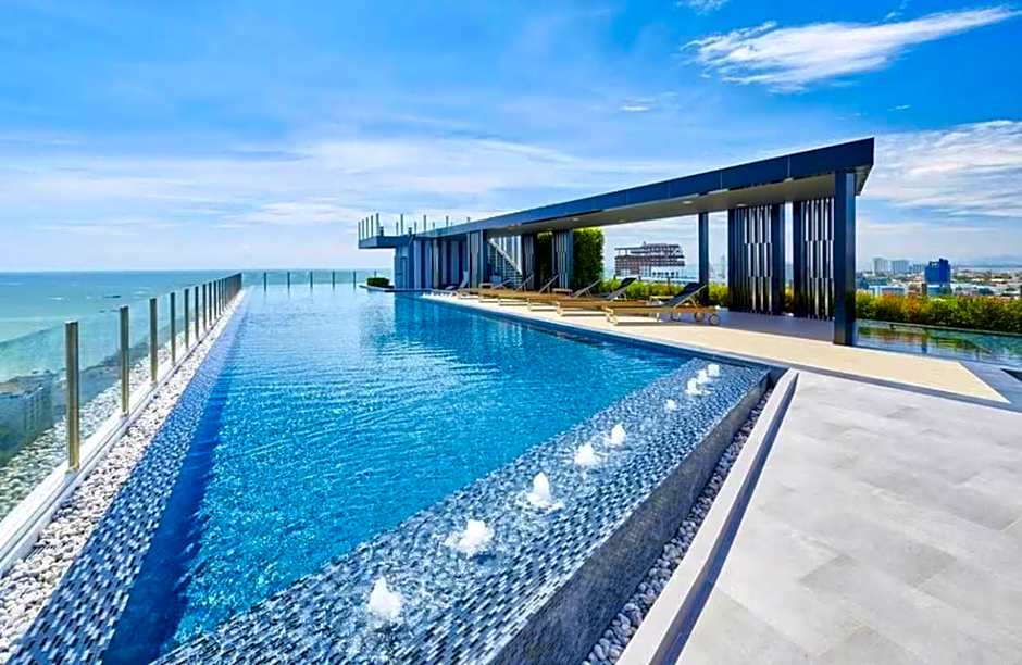 the base 网红公寓 市中心核心区顶层无边泳池俯瞰整个芭堤雅海湾
