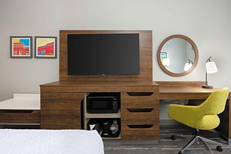 1 King Bed Study With Sofabed Nonsmoking