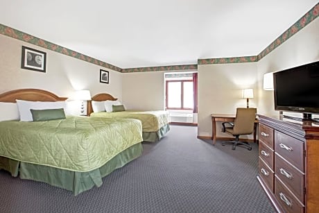 2 Double Beds Efficiency Non-Smoking