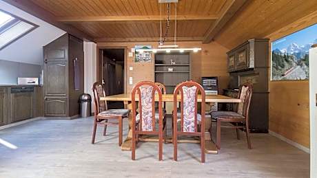 Family Apartment (3 Twin Beds, 1 Twin Bunk Bed and 1 Large Twin Bed)