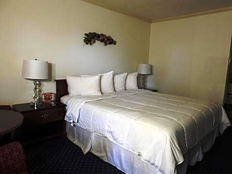 Queen Suite with Three Queen Beds