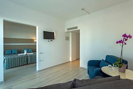 Family Room with Balcony (2 Adults + 2 Children)