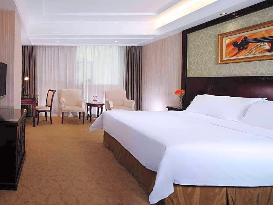 Vienna Hotel Shenzhen Bao'an Qianjin Road 1st Baotian Road Metro Station