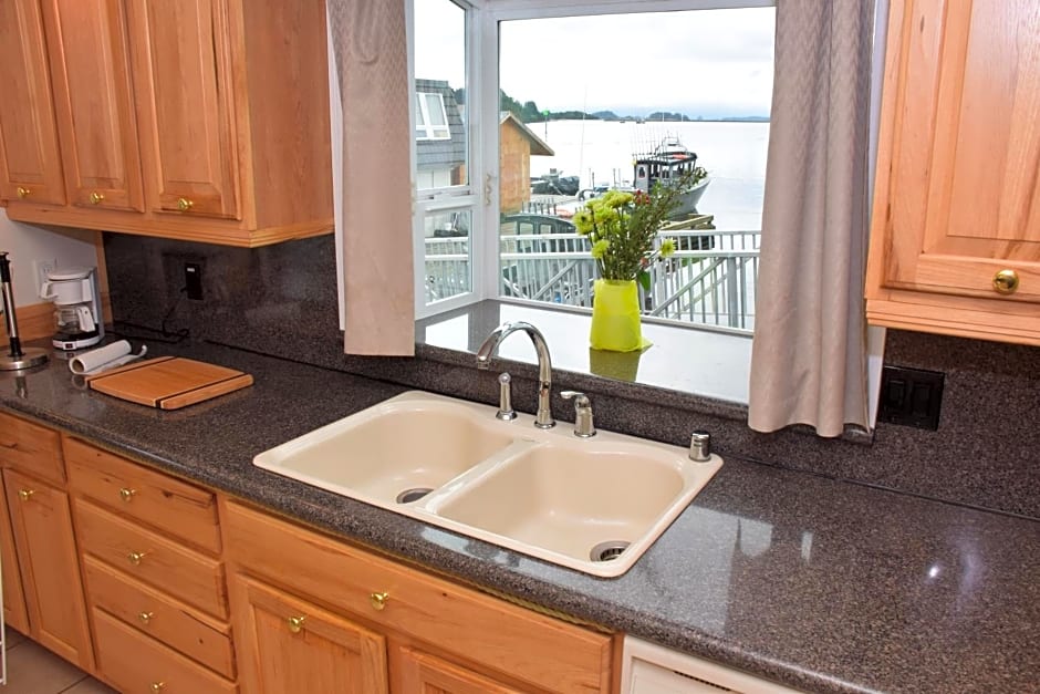 Longliner Lodge and Suites