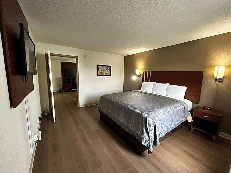 Econo Lodge Inn & Suites