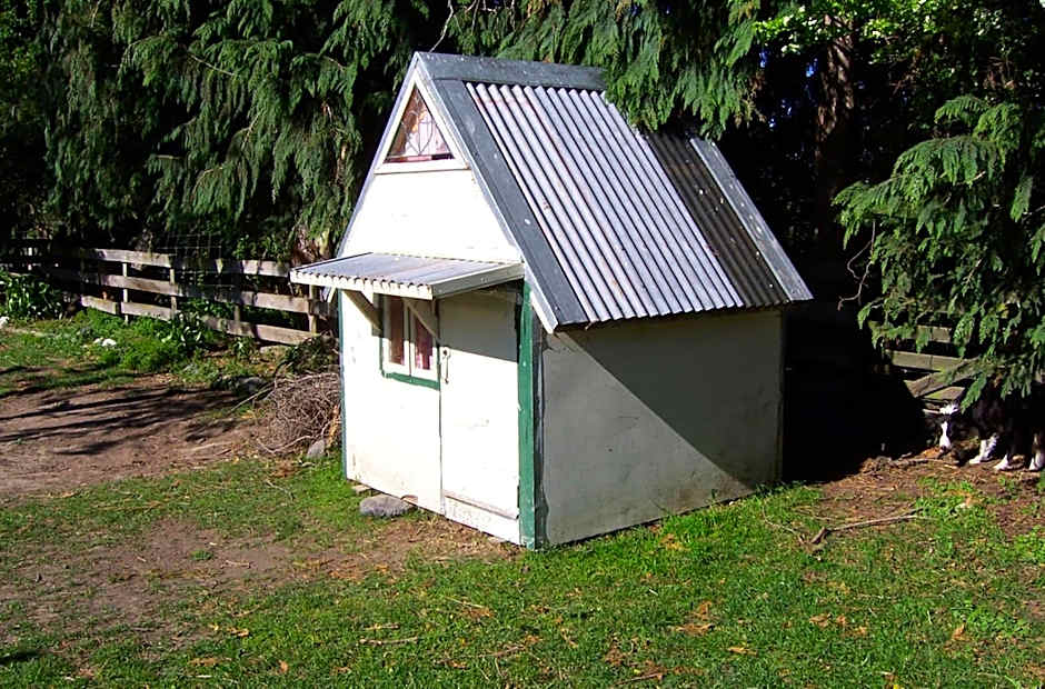 Wacky Stays - unique farm-stay glamping rentals, FREE animal feeding tours