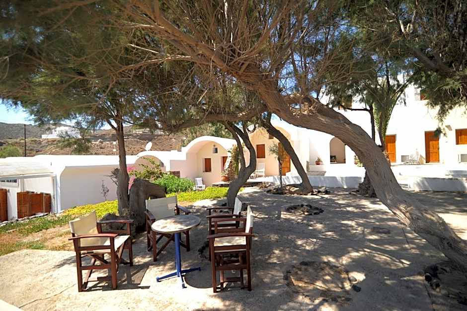 Akrotiri Hotel