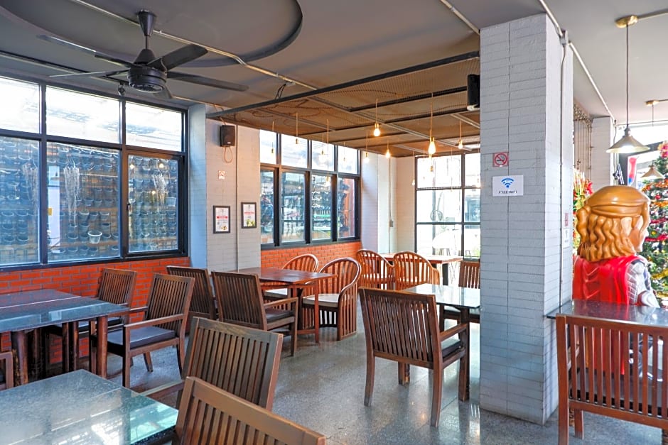 18 Coins Cafe & Hostel