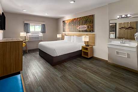 King Room with Mobility/Hearing Access and Roll-In Shower, Non-Smoking