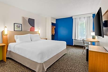 King Room with Roll-In Shower - Mobility Access