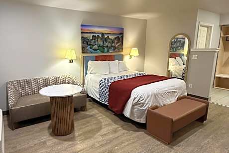 Queen Room with One Queen Bed - Non-Smoking