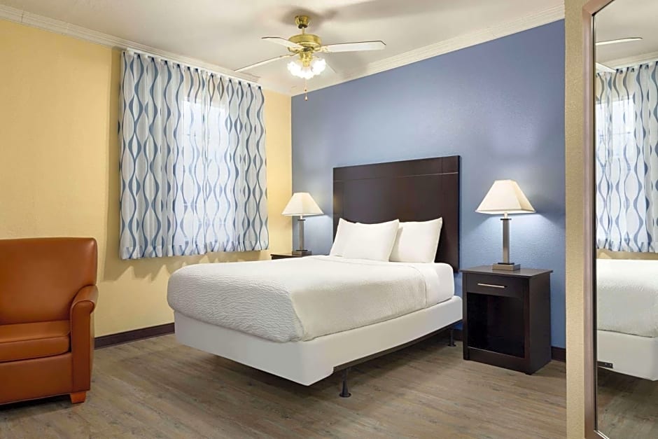 Days Inn & Suites by Wyndham DFW Airport South-Euless