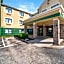 HomeTowne Studios by Red Roof St. Louis - Airport/ N Lindbergh