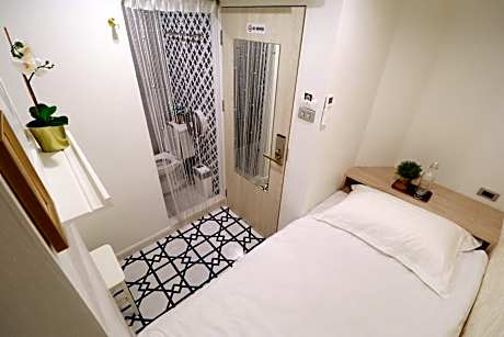 Single Bed Private Ensuite (No window)