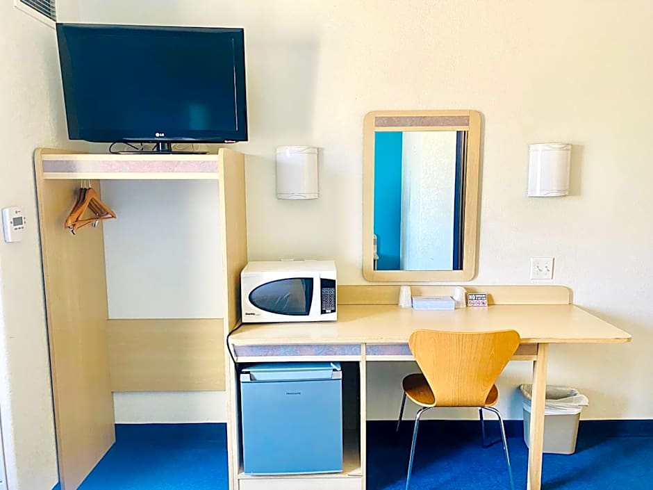 Motel 6-Red Deer, AB