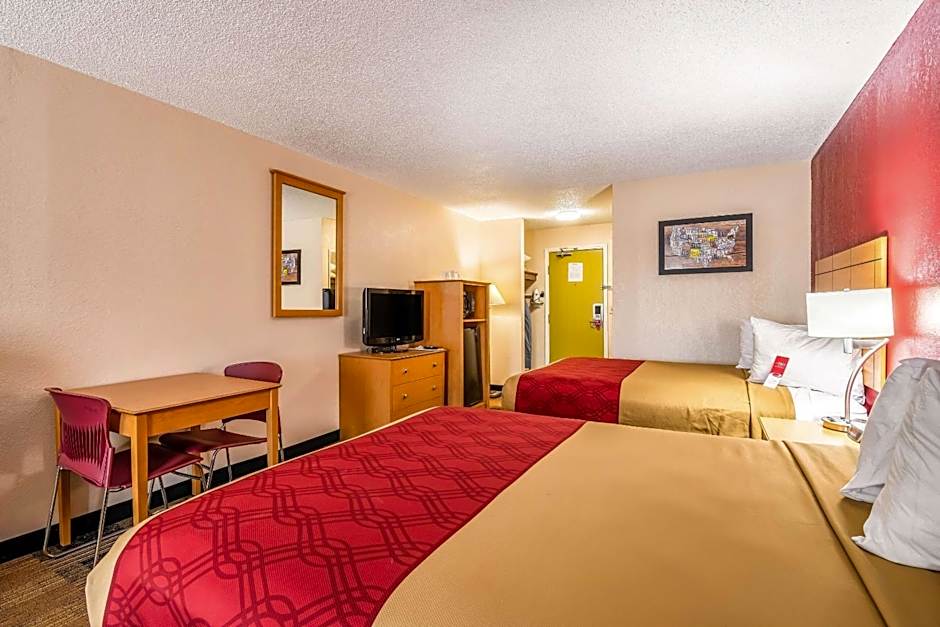 Econo Lodge Topeka at Wanamaker