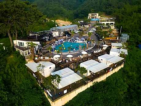 Road96 Caravan and Poolvilla