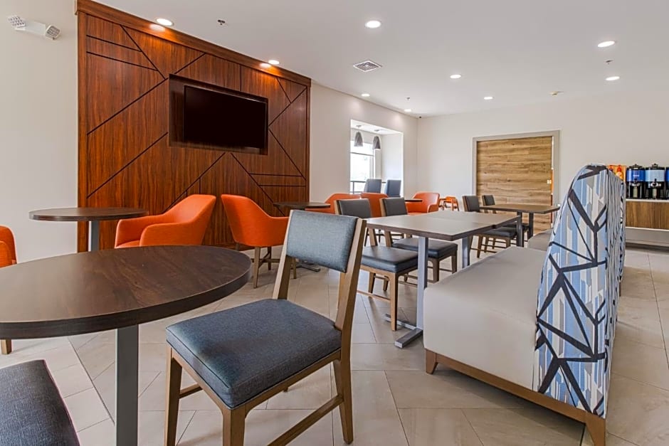 Holiday Inn Express Hartford Newington By IHG