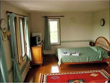 Family Room shared bathroom (5 persons)