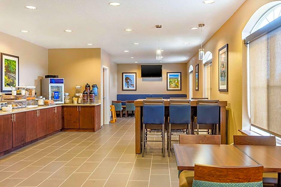 Comfort Inn DeKalb - Adjacent the University