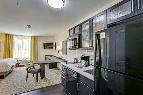 1 Queen Studio Suite Kitchen