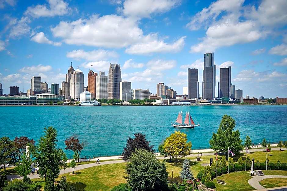 DoubleTree by Hilton Windsor Hotel & Suites