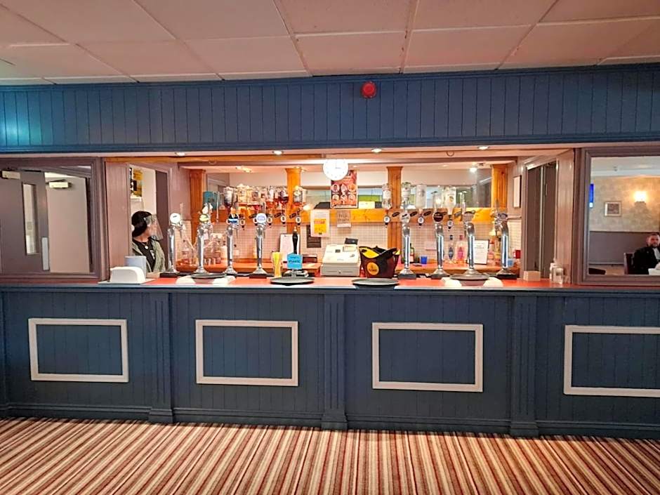 The Avenue Club and Lodge