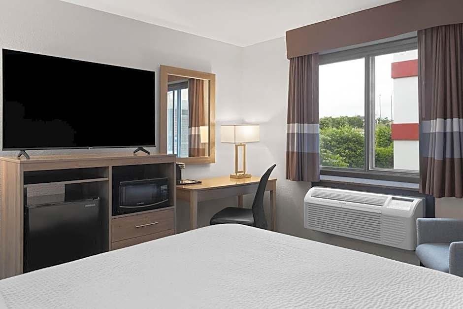 Ramada by Wyndham Cedar Rapids South