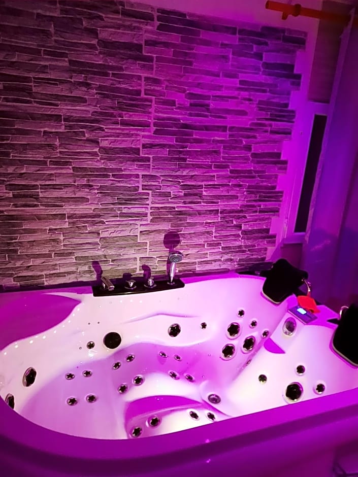 Chambre meublée indépendante, jacuzzi dans la chambre à 60110 Amblainville près de Paris