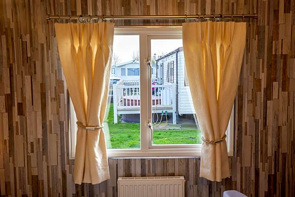 Tattershall VIP Retreat - Hot tub, stunning lakeside views, newly refurbished to an amazing 5 star standard