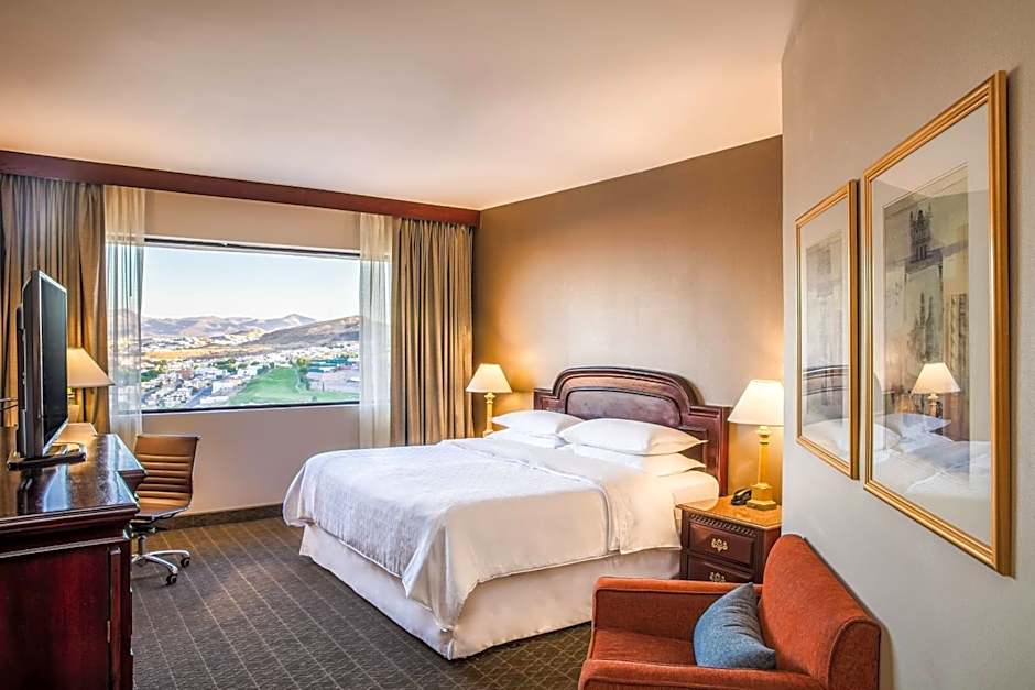 Photo 1 of 3 of 1 King Bed Guestroom, City View