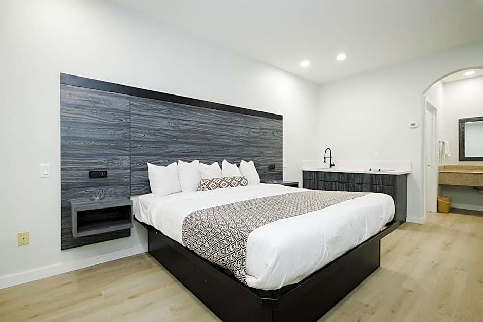 Sapphire Inn & Suites