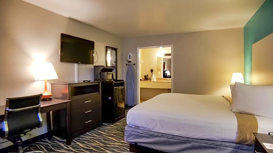 Howard Johnson by Wyndham Houston Hobby Airport