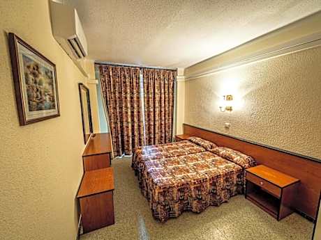 2 Single Beds