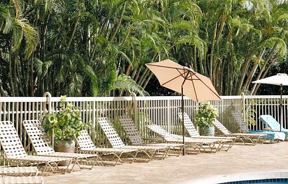 Top 10 Pick! Walk to Beach, Shops, Dining and Pool