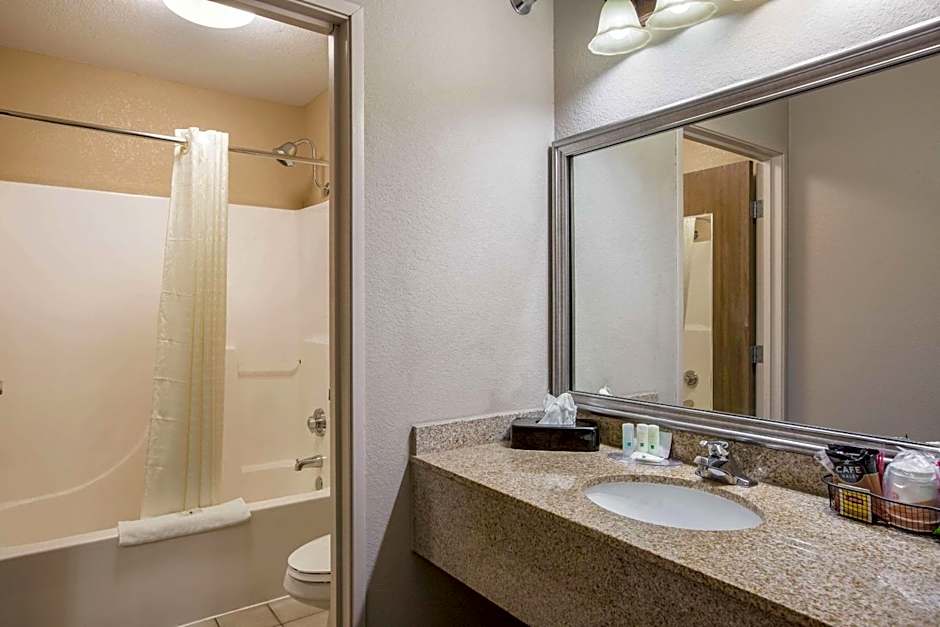 Quality Inn & Suites Lawrence - University Area