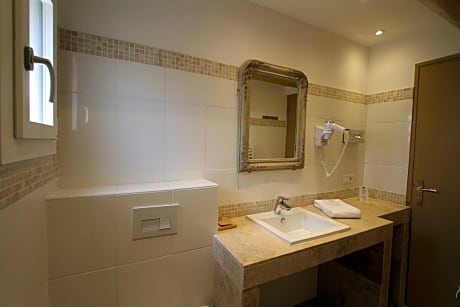 Double or Twin-Deluxe-Ensuite with Shower-Pool View