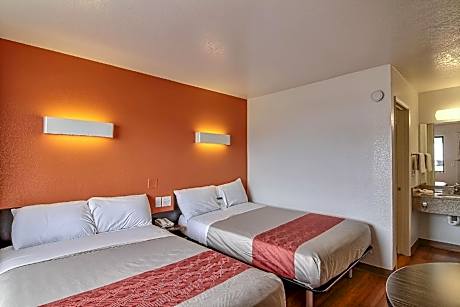 2 Full Beds |