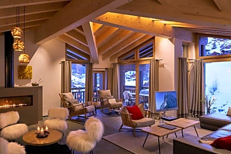 Five-Bedroom Deluxe Apartment