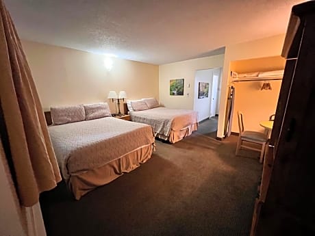 Queen Room with Three Queen Beds - No Pets Allowed